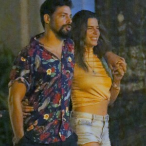 Mariana Goldfarb filma Cauã Reymond dando banho em cachorrinha