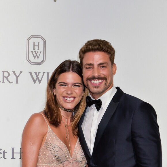 Cauã Reymond e Mariana Goldfarb dão banho nos cachorros