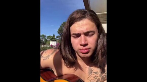 Whindersson Nunes cantou em vídeo no Instagram a música que escreveu após a morte do amigo, o cantor Gabriel Diniz.