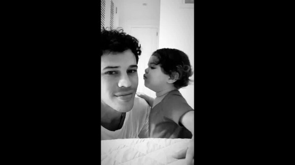 Filha de José Loreto e Débora Nascimento, Bella beija o pai em vídeo fofo