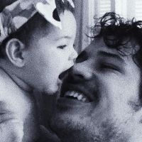 José Loreto ganha beijo da filha, Bella: 'Cadê o bico do neném?'. Vídeo!