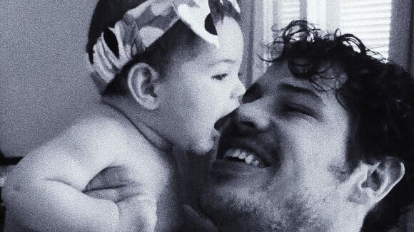 José Loreto ganha beijo da filha, Bella: 'Cadê o bico do neném?'. Vídeo!