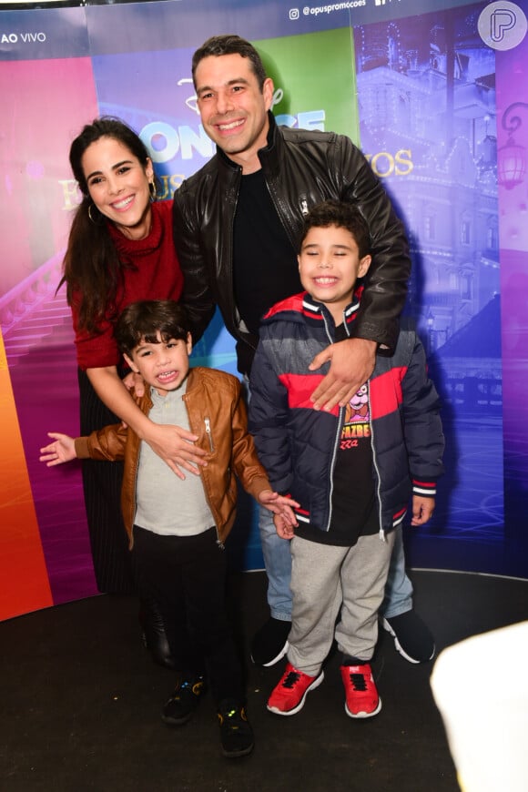 Wanessa Camargo posa com filhos e marido antes do show 'Disney On Ice'