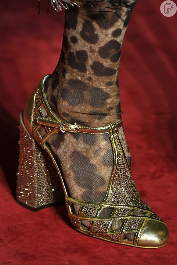 Meia-calça de animal print com sapato dourado é puro glamour
