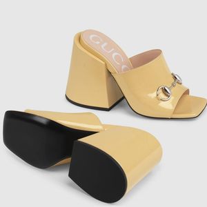 Sandália Gucci usada por Thaila Ayala custa $ 890, aproximadamente R$ 3,5 mil