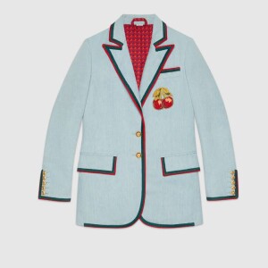 Fiorella Mattheis apostou em  jaqueta com patch de cereja de $ 3,200, aproximadamente R$ 12 mil