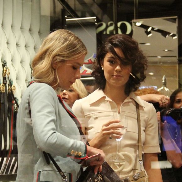 Fiorella Mattheis, Thaila Ayala, Sophie Charlotte elegem looks com mood retrô para evento