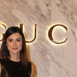 Thaila Ayala apostou em vestido de couro, mullet e bolsa Zumi em evento Gucci