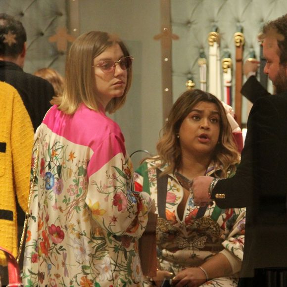 Preta Gil é fotografada conversando com Alice Wegmann em evento