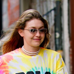 Gigi Hadid apostou na trend com a camisa Polo e também na bolsa Prada