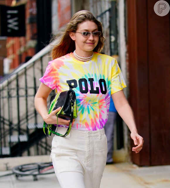 Gigi Hadid apostou na trend com a camisa Polo e também na bolsa Prada