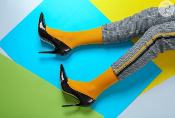 Meia-calça colorida com calça pantacourt ou de comprimento mais curto deixa o visual bem fashionista