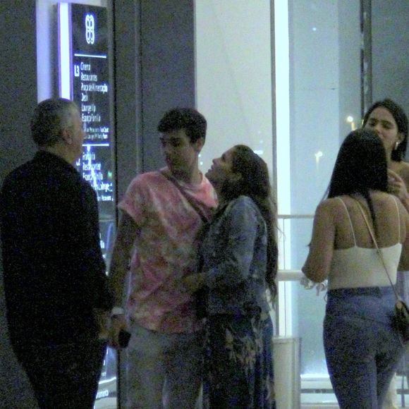 Luana Marquezine e família curtiram passeio no Village Mall, localizado na Barra da Tijuca, zona oeste do Rio de Janeiro