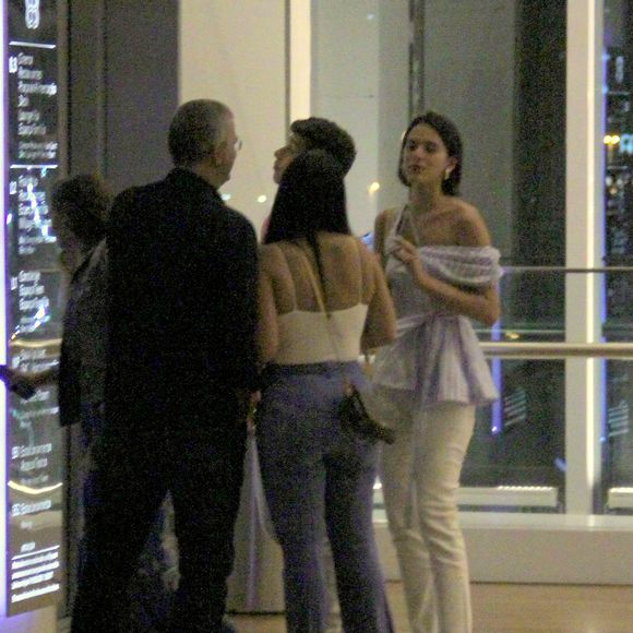 Bruna Marquezine escolheu blusa de um ombro só e jeans para ida ao shopping