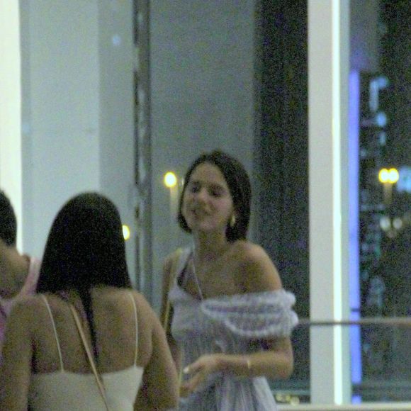 Bruna Marquezine é fotografada conversando com a mãe, Neide Maia
