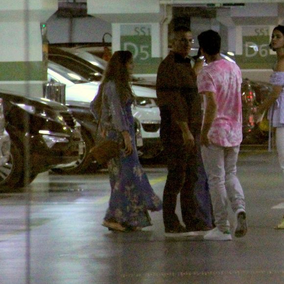 Bruna Marquezine e família são fotografados em estacionamento