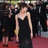 Ursula de look preto, com transparência, no tapete vermelho de Cannes 2018