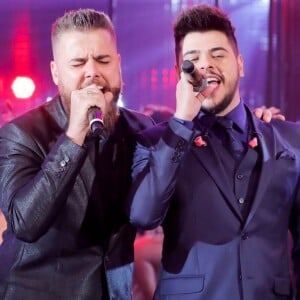 Filho de Zé Neto, da dupla com Cristiano, 'invadiu' palco e cantou com pai em show