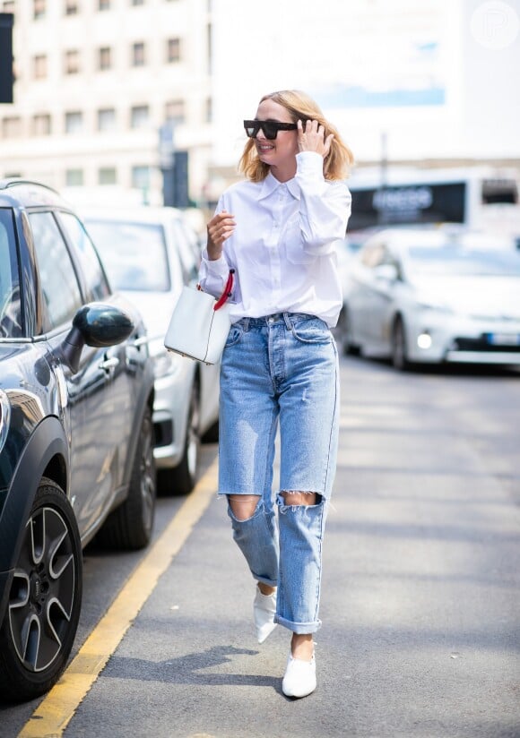 Jeans no office look? Aposte na clássica combinação camisa branca social + jeans + salto alto