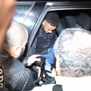 Neymar chegou a delegacia de cadeira de rodas e foi cercado por fotógrafos e jornalistas