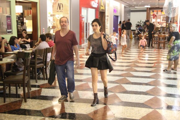 Letícia Sabatella e Daniel Dantas foram fotografados juntos pela primeira vez no começo de maio durante passeio por shopping do Rio