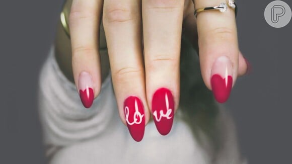 Nail art para o Dia dos Namorados: que tal se inspirar nesse desenho e escrever a palavra 'love' ou 'amor'?