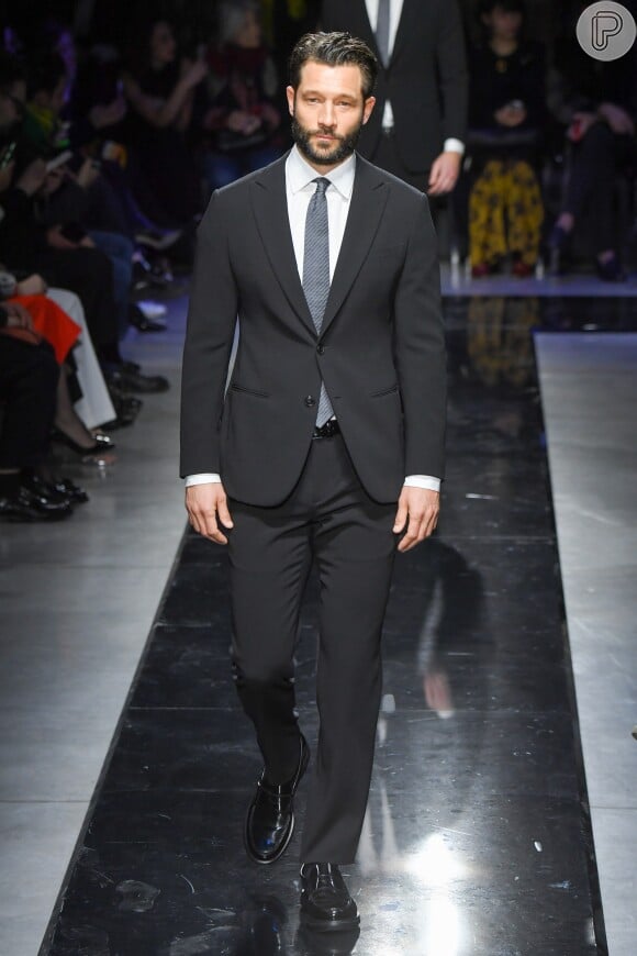 Um terno preto de bom corte faz diferença no guarda-roupa masculino