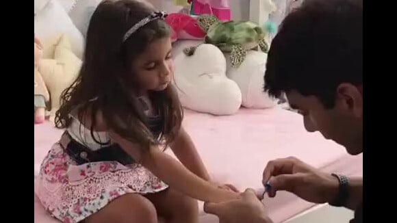 Deborah Secco filmou Hugo Moura pintando as unhas da filha, Maria Flor, de 3 anos