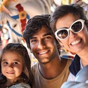 Deborah Secco compartilhou momento no qual o marido, Hugo Moura, pinta as unhas da filha, Maria Flor: 'Amo esse homem!'