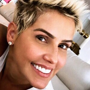 Deborah Secco platinou os cabelos no começo do ano e se comparou a Xuxa