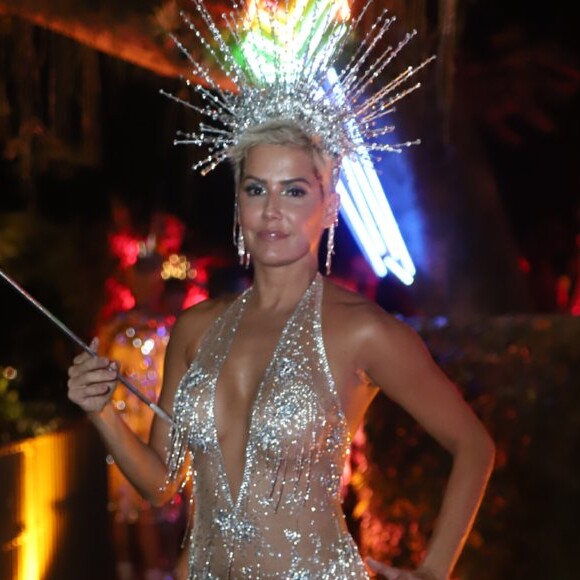 Deborah Secco ponderou sobre voltar a ser rainha de bateria no carnaval: 'Não sei se eu aguento ser rainha de bateria. São 1h30 e não malho mais'