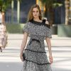 Vestido de babados da Chanel traz floral em P&B, outra trend da estação