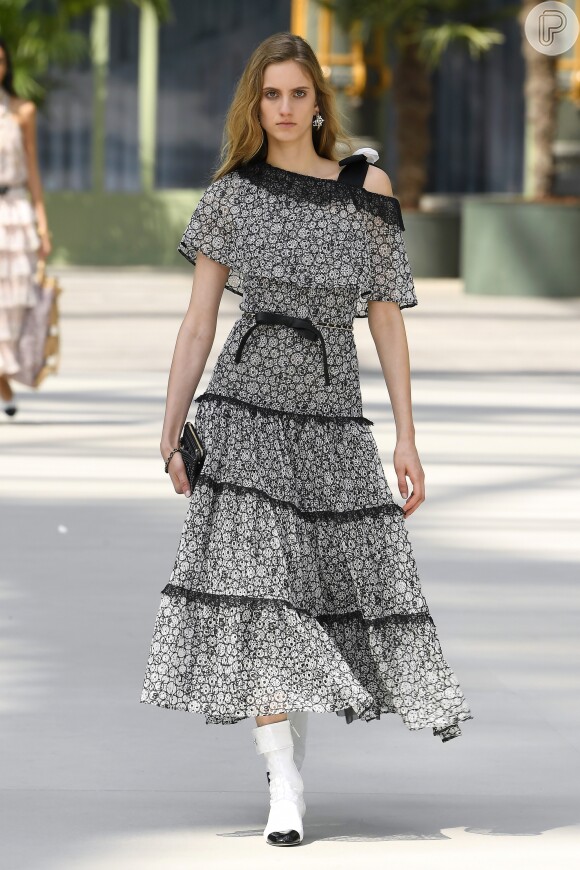 Vestido de babados da Chanel traz floral em P&B, outra trend da estação
