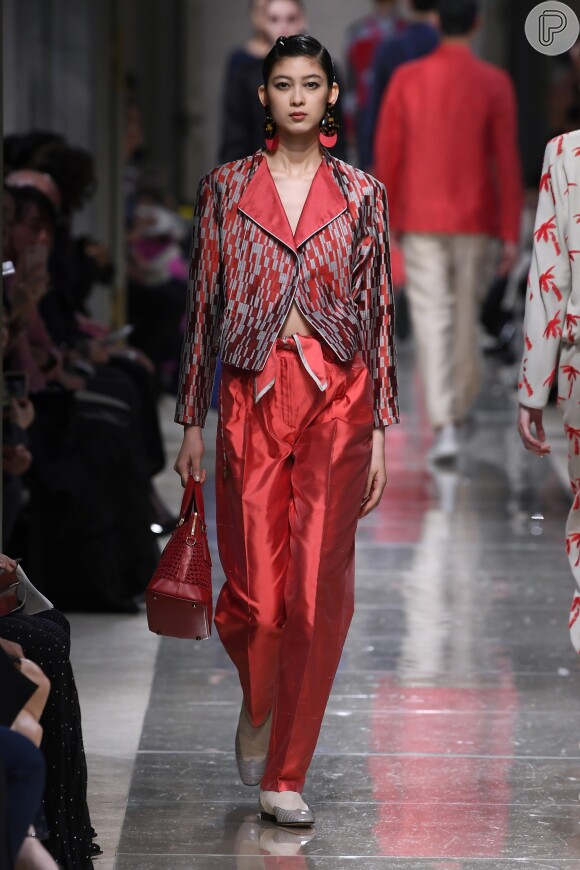 Vermelho e alfaiataria são duas tendências em um look só, de Giorgio Armani