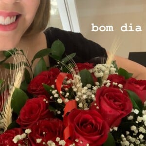 Marilia Mendonça ganha buquê de flores vermelhas do  namorado, Murilo Huff, nesta quarta-feira, dia 12 de junho de 2019