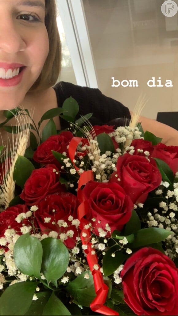 Marilia Mendonça ganha buquê de flores vermelhas do  namorado, Murilo Huff, nesta quarta-feira, dia 12 de junho de 2019