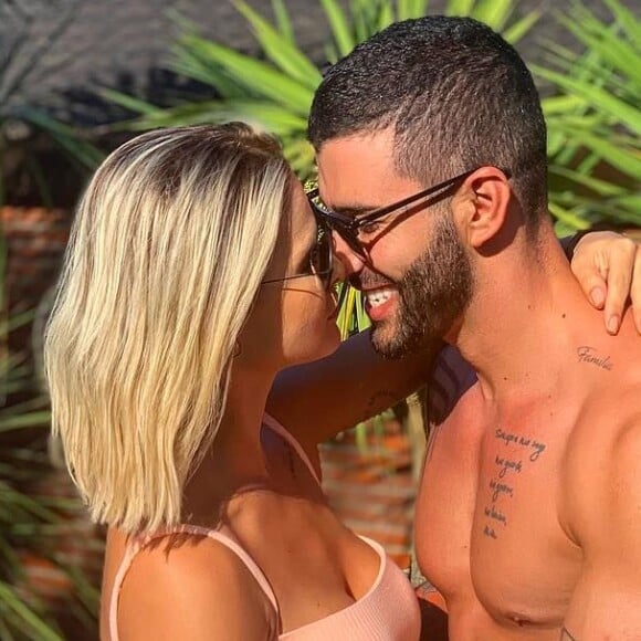 Mudança de visual de Gusttavo Lima chamou atenção em foto com Andressa Suita nesta quarta-feira, 12 de junho de 2019