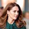 Cabelo escovado com as pontas modeladas e risca central de Kate Middleton para convidadas de casamento