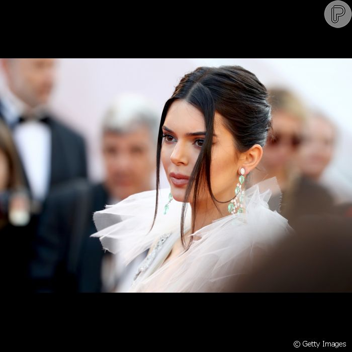 Penteado semipolido com a franja solta de Kendall Jenner também é uma boa  inspiração para casamento - Purepeople