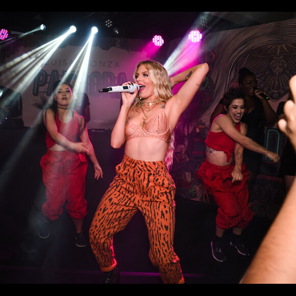 Luísa Sonza troca de look e deixa barriga sequinha à mostra a bordo de sutiã e calça cintura alta