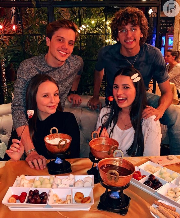 Namorados, Larissa Manoela e Leo Cidade jantaram fondue com amigos na véspera de completarem 18 meses de namoro