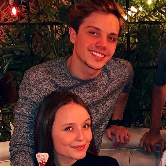 Namorados, Larissa Manoela e Leo Cidade jantaram fondue com amigos na véspera de completarem 18 meses de namoro