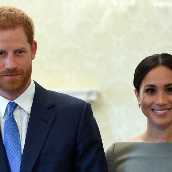 Meghan Markle se virou para conversar com o marido e ele alertou que ela deveria continuar de frente para o público