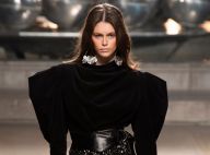 8 looks pretos com ombros poderosos para você usar nas noites de inverno