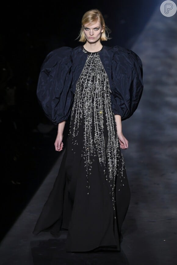 Vestido Givenchy também tem foco nos ombros
