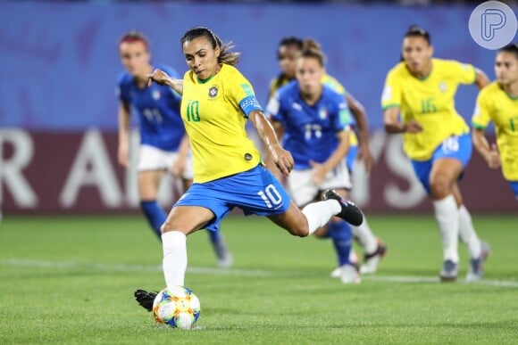 Marta fez o gol de pênalti e entrou para a história como a maior artilheira de Copas do Mundo de todos os tempos