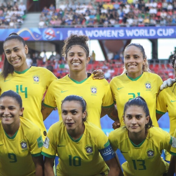 O batom roxo usado por Marta roubou a cena já na foto da equipe antes de o jogo começar