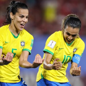 Marta e Thaisa comemoraram o gol com uma homenagem à afilhada da camisa 5