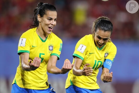 Marta e Thaisa comemoraram o gol com uma homenagem à afilhada da camisa 5