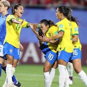 Marta beija chuteira com símbolo do movimento 'Go Equal'